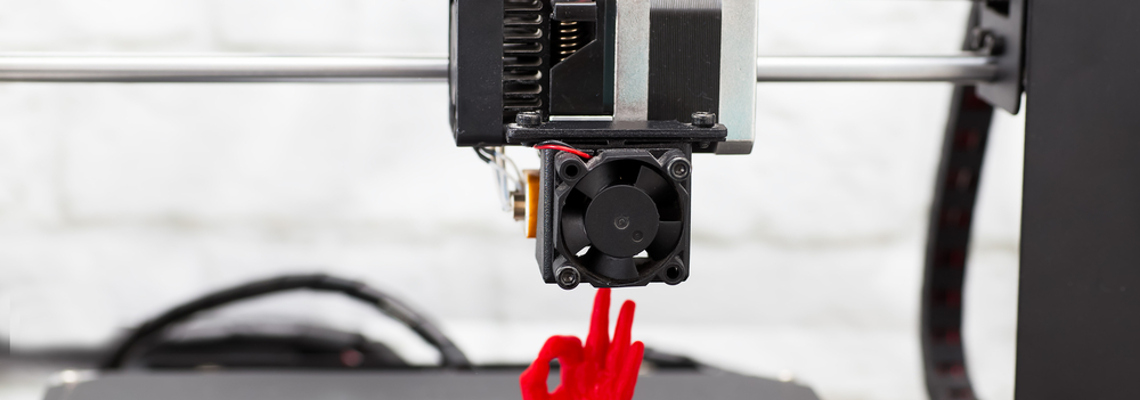 3D-Drucker erstellt eine menschliche Hand aus Plastik, die das Okay-Zeichen gibt.